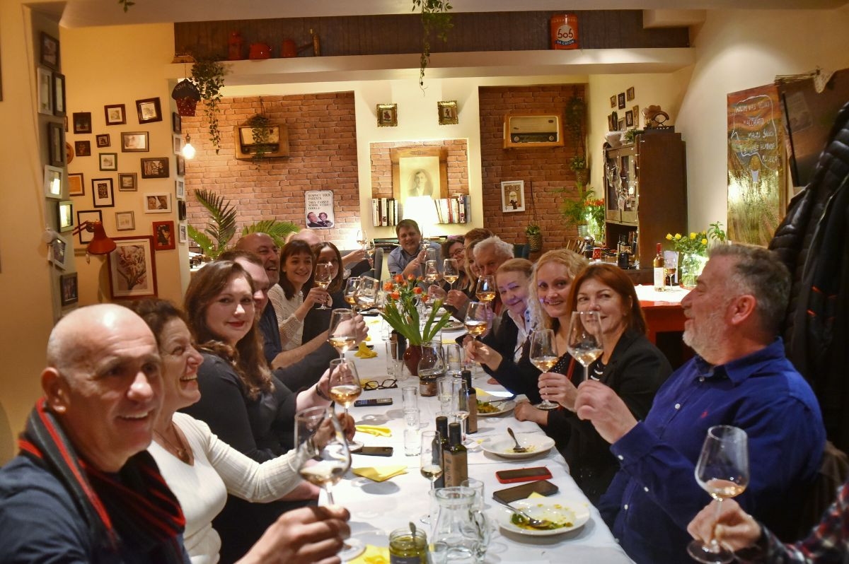 Vino uz žlicu u bistrou Darling & Shegrts